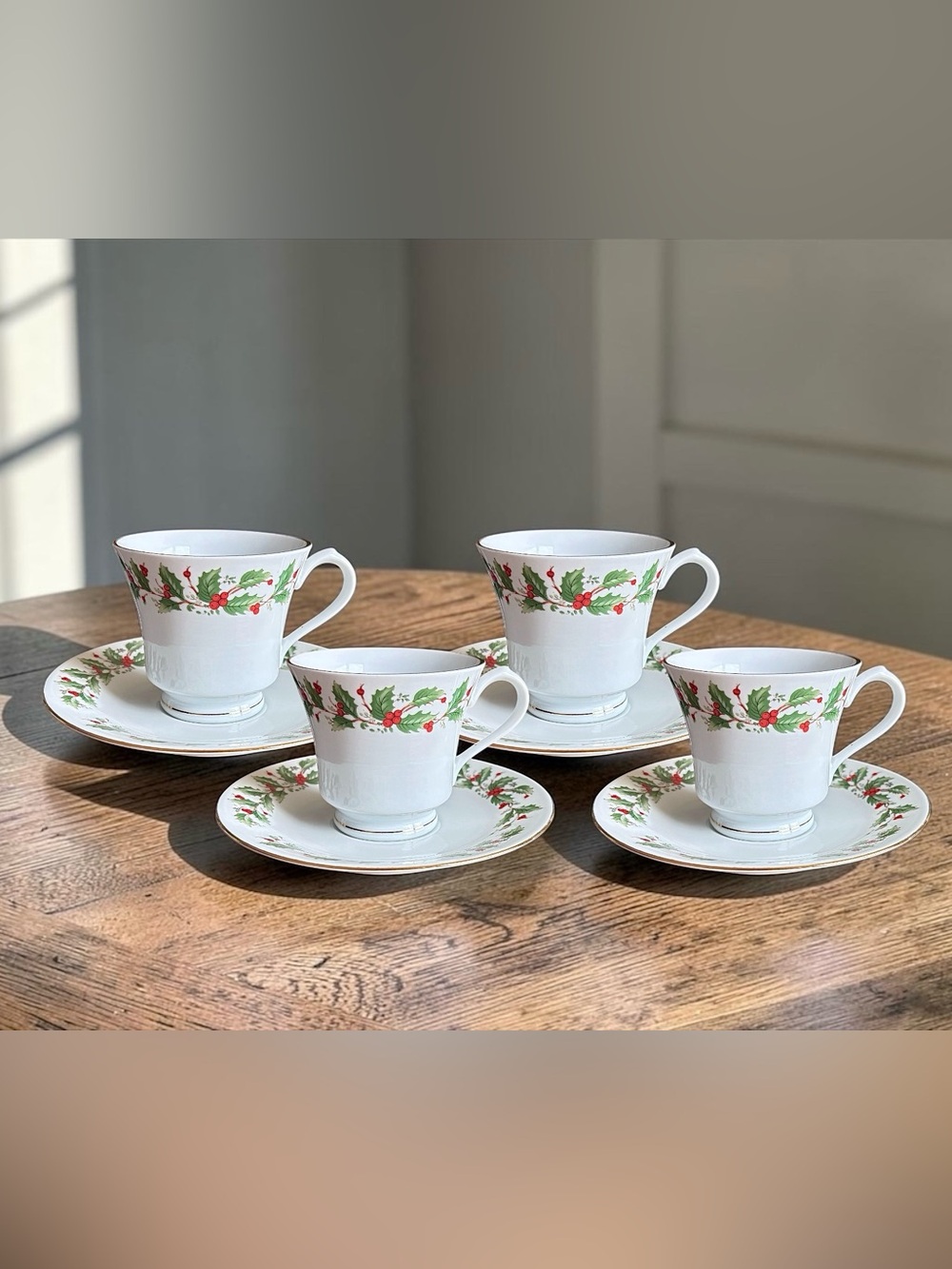 China Pearl Noel Teacups & Saucers Set of 4 Christmas Holly Gold Trim Vintage